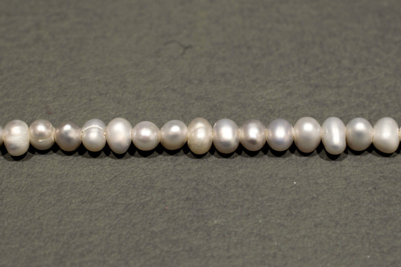 Perlenstrang Silbergrau mit hohem Lüster in 4mm